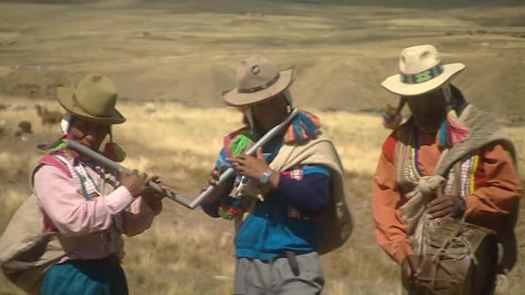 690924555-flauta-quechua-indio-grupo-etnico-tocar-el-tambor