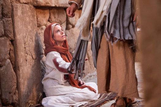 woman-touches-clothes-of-jesus
