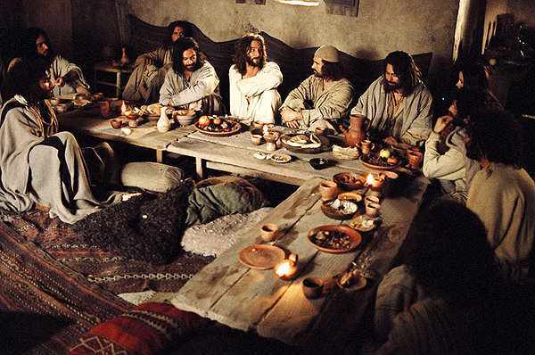 Jesus-eats-passover-w-disciples
